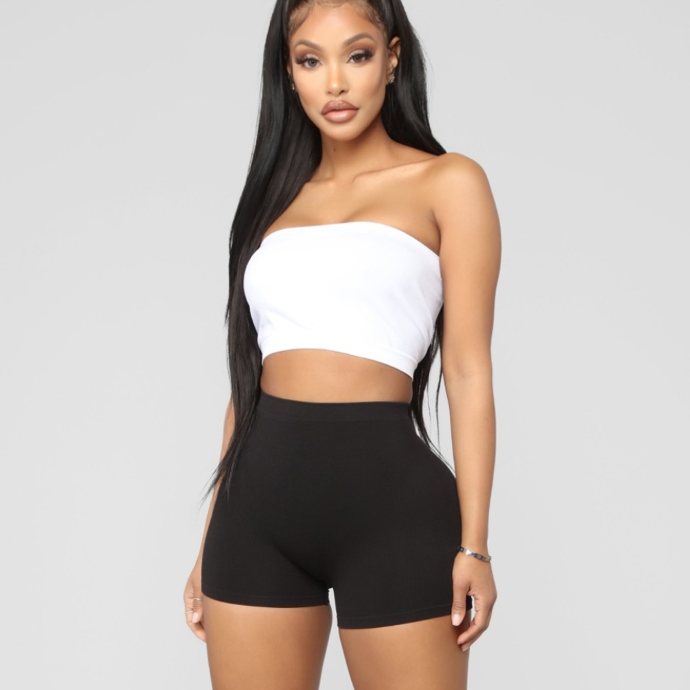 Uncomplicated Seamless Shorts - Black
